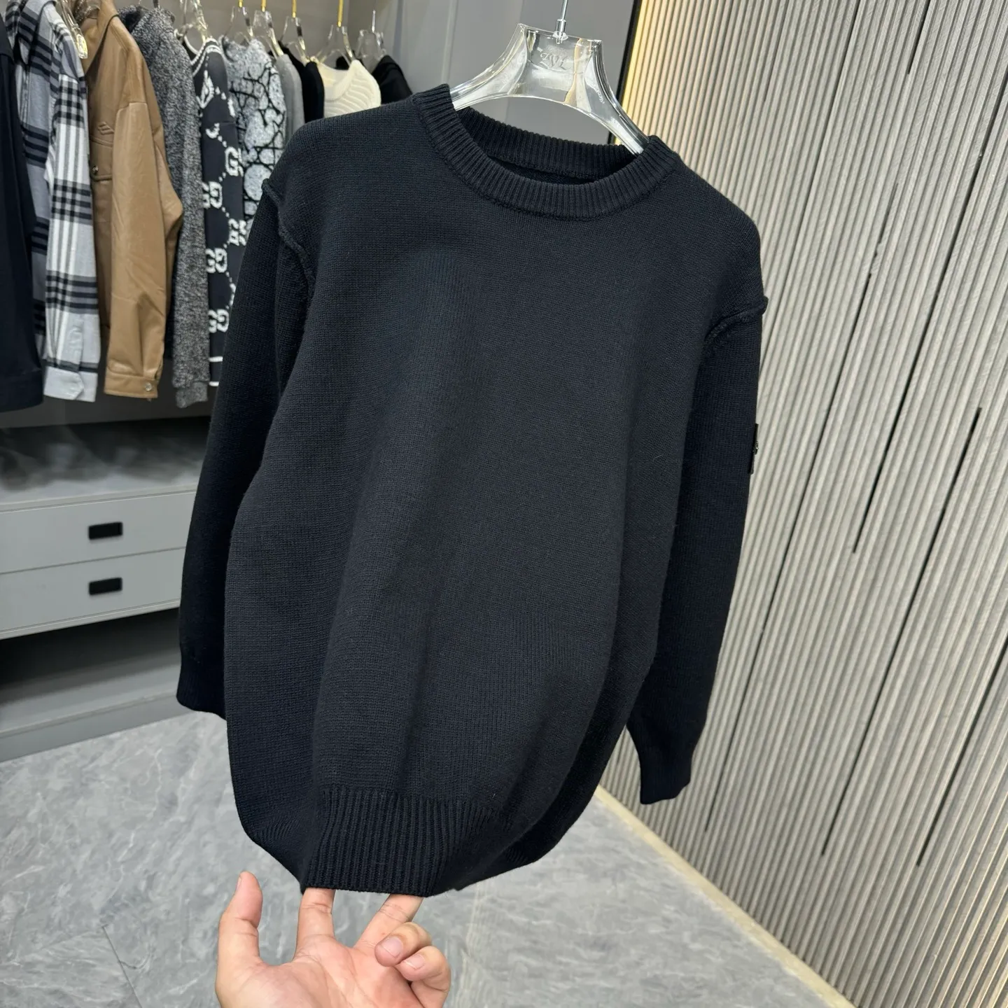 🅿️310 Stone Island 25FW crew neck sweater is made of top-grade cashmere yarn. The new autumn and winter Oblique jacquard knitted cashmere sweater adopts a double-sided wearable design and is made of high-quality cashmere material. After fine weaving process, it presents a soft and comfortable touch and excellent thermal performance. The iconic Oblique jacquard pattern is perfectly presented through precision knitting technology. It can be worn on both sides, showing different style charms. The round neck design is simple and elegant, suitable for various matching occasions. Exquisite knitting technology ensures that the clothes are not easily deformed and remain crisp and long-lasting. The double-sided design concept reflects LV's perfect balance of practicality and fashion. Each sweater undergoes strict quality inspection to ensure that the quality meets the brand's consistently high standards. This knitted item combines warmth and style, making it an exquisite addition to your autumn and winter wardrobe. Size:S/M/L/XL